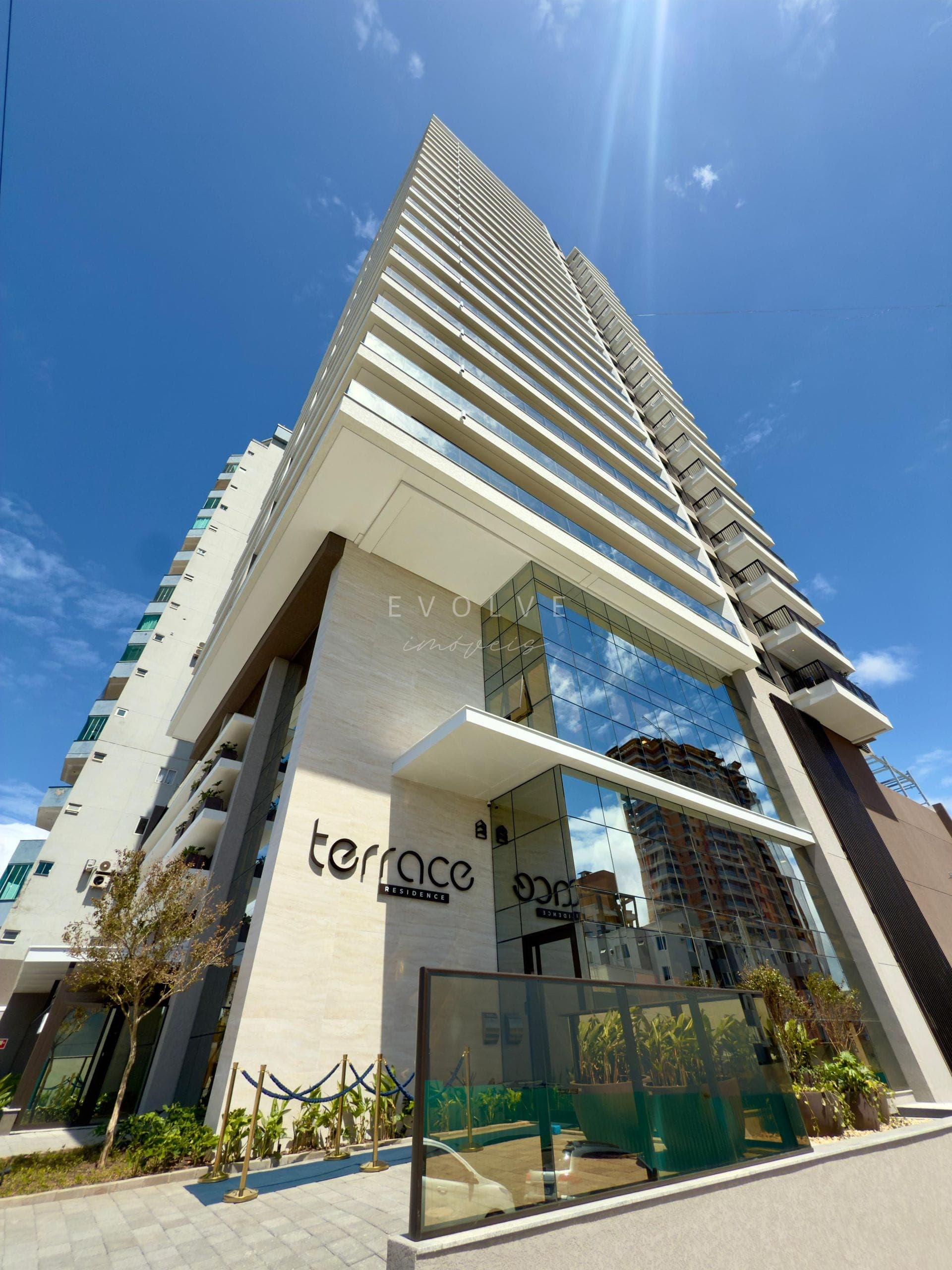 Fachada — torre vista de baixo