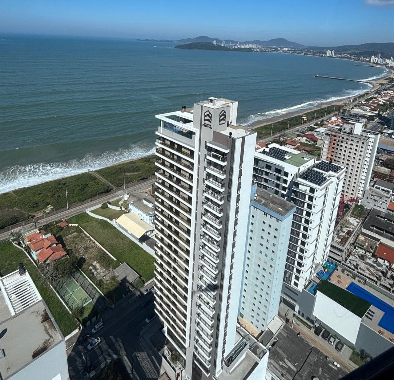 Fachada — vista aérea e a praia