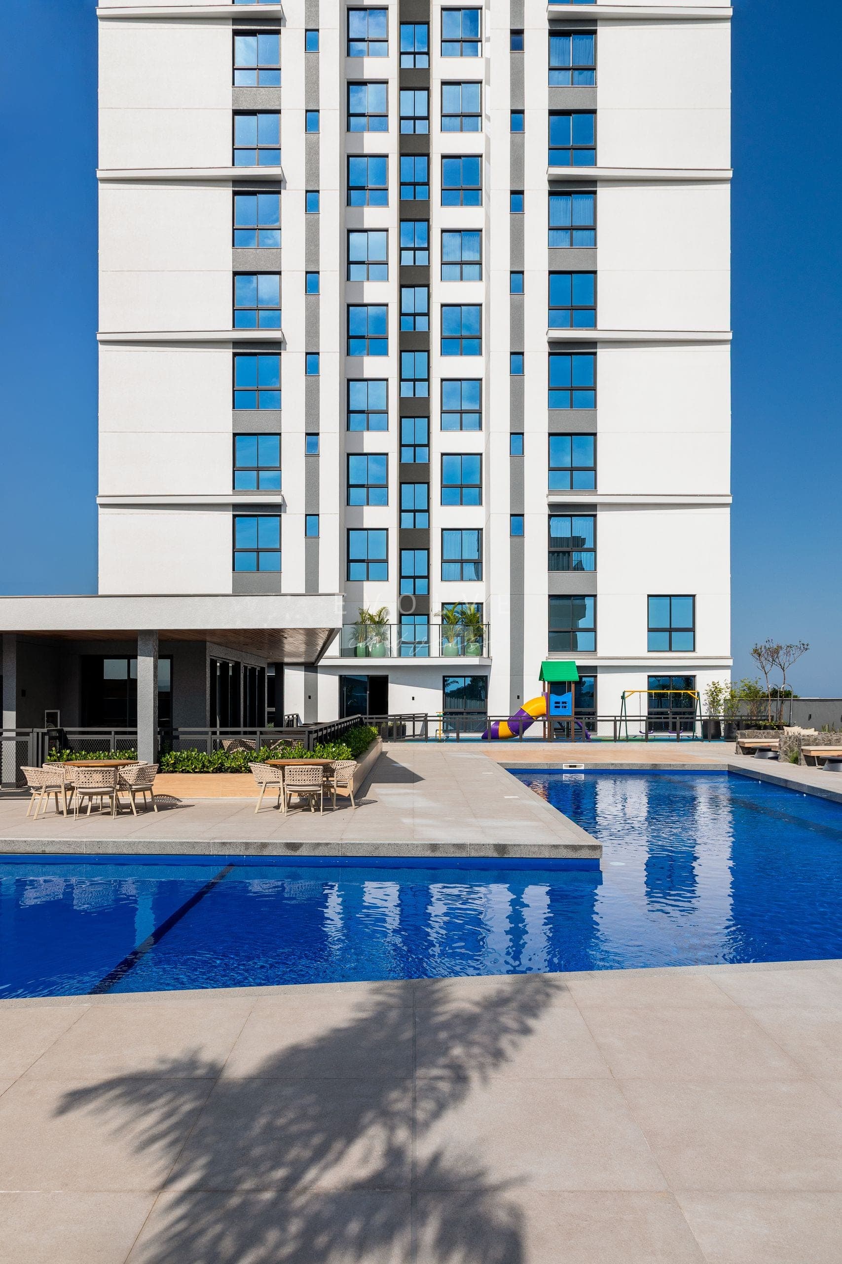 Piscina externa e fachada